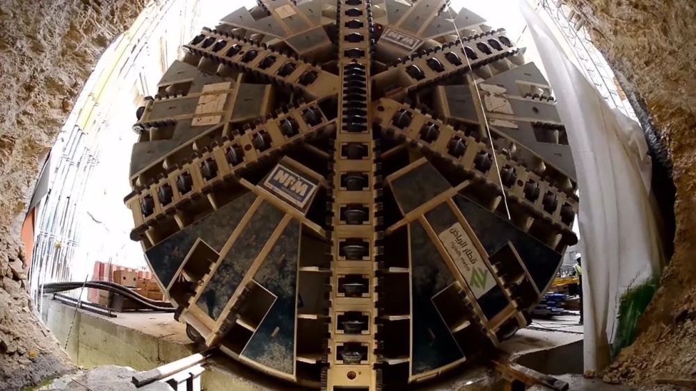 全球最大隧道盾构机破土而出,场面相当吓人