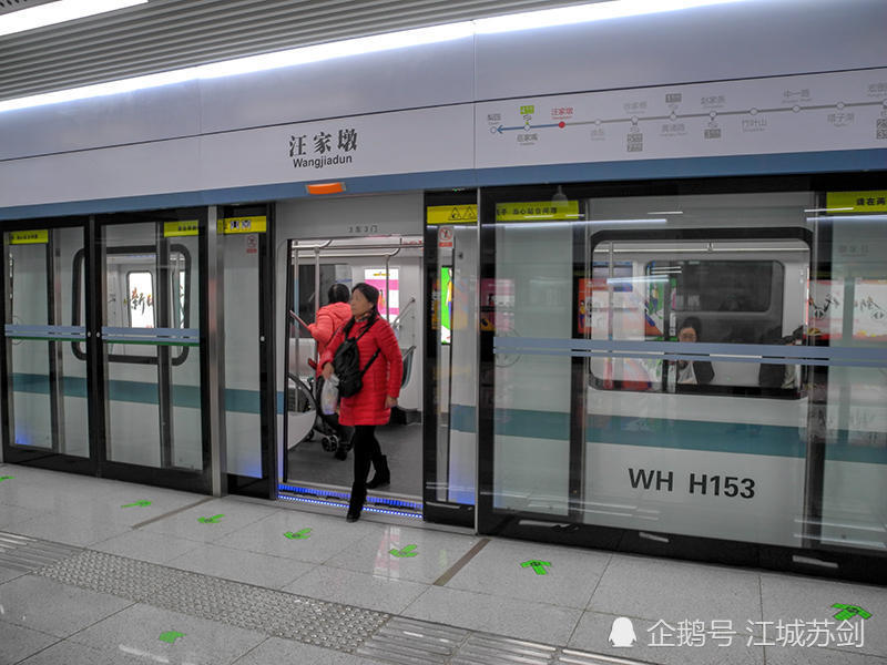 武汉地铁8号线车站站台的路牌