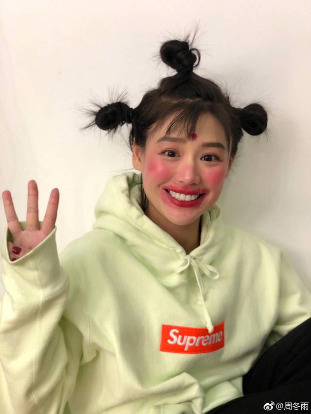 周冬雨晒马思纯黑照片，网友:这是马思纯被黑的最惨的一次