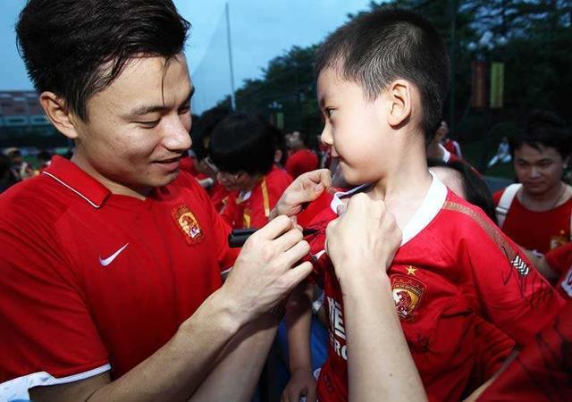 自掏腰包给贫困孩子交学费,搞青训亏了几十万