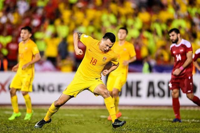 自掏腰包给贫困孩子交学费,搞青训亏了几十万