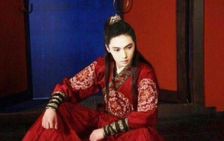 张艺兴一身红衣出演大明皇妃,这造型帅