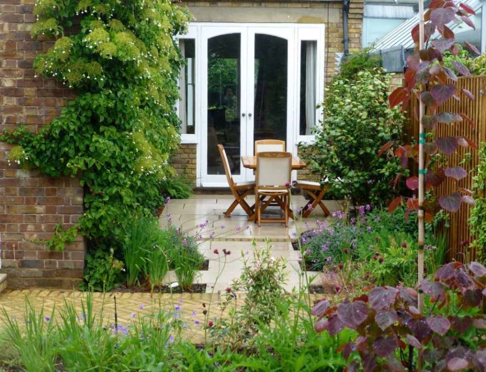 光是利用盆栽你也就可以在阳台上打造出一个迷你花园,图中就是其中一