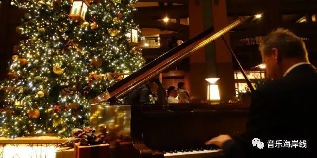 来自钢琴的不同部位的新年贺歌