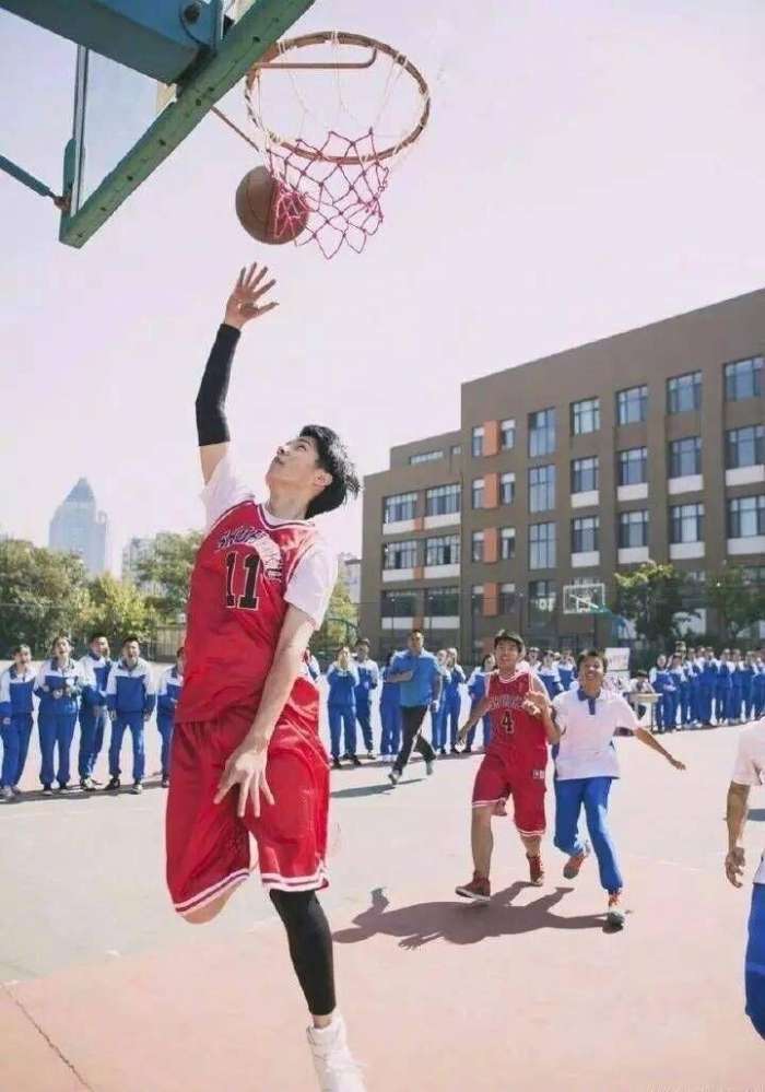 除了标志性的小虎牙 刘昊然的腿再次成为新标