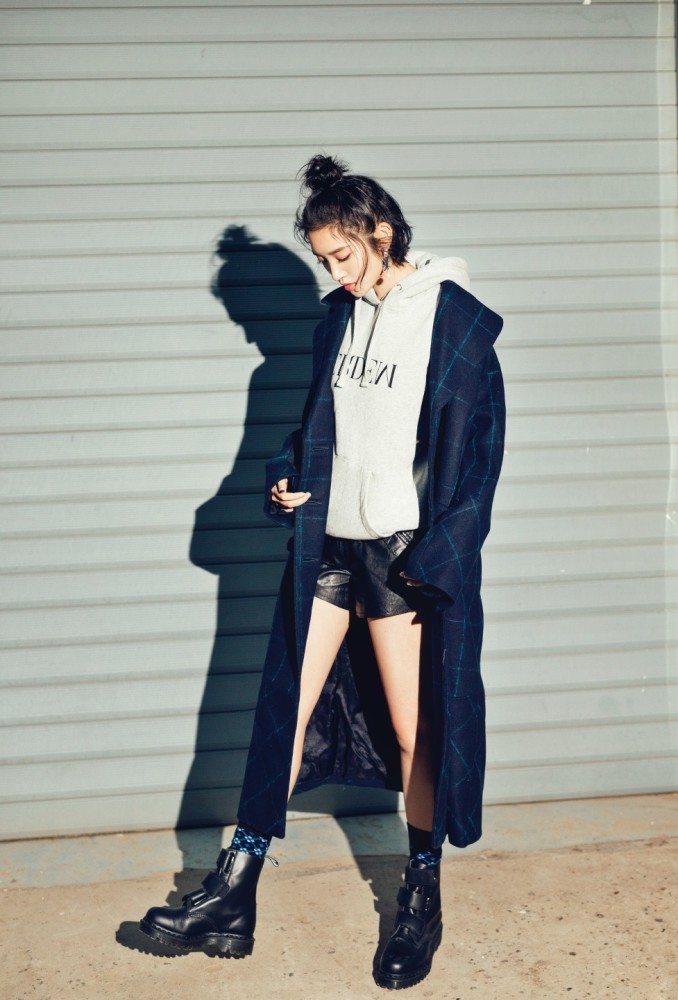 唐艺昕皮衣蕾丝裙帅出新高度,穿成这样考虑过