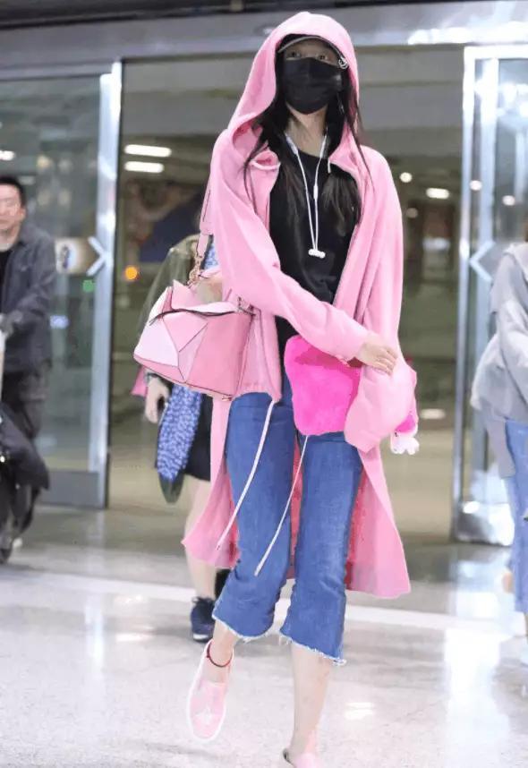 关晓彤机场被偷拍竟被发现小腿淤青,鹿晗你对