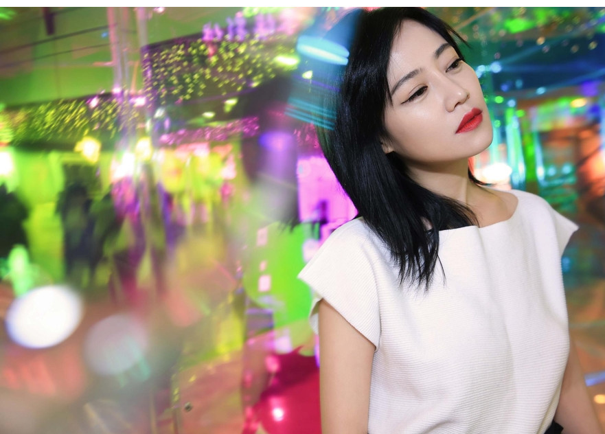 她是戛纳电影节最佳女主角获得者,穿一身黑白