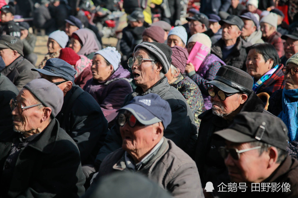 秦腔演员乡村唱戏,自带米面油演出间隙带妆做
