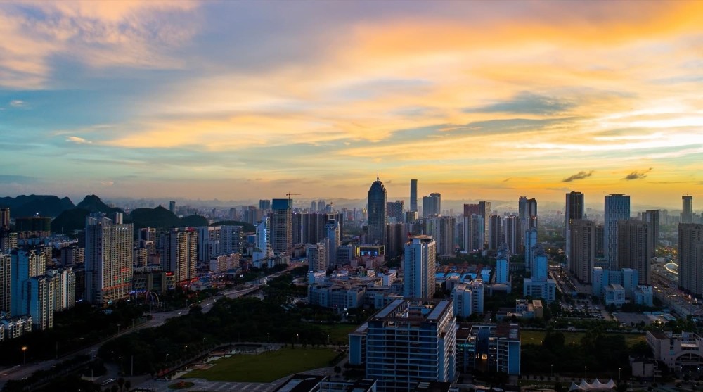 这座城市享有世界第一天然大盆景美誉,工业发