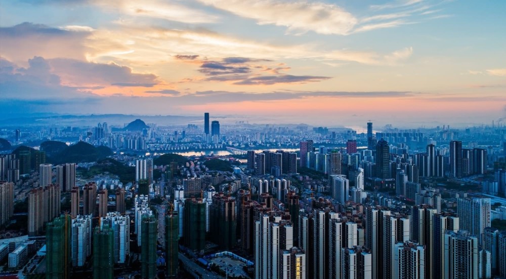 这座城市享有世界第一天然大盆景美誉,工业发