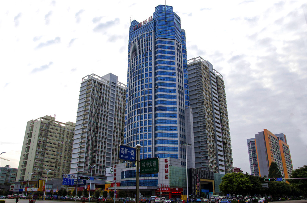 这座城市享有世界第一天然大盆景美誉,工业发