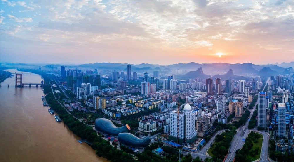 这座城市享有世界第一天然大盆景美誉,工业发