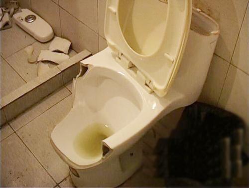 孕妇踩着马桶小便,马桶爆裂划伤肚子,这孕妇心