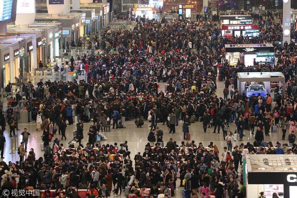 元旦假期来临 上海虹桥火车站人流如织