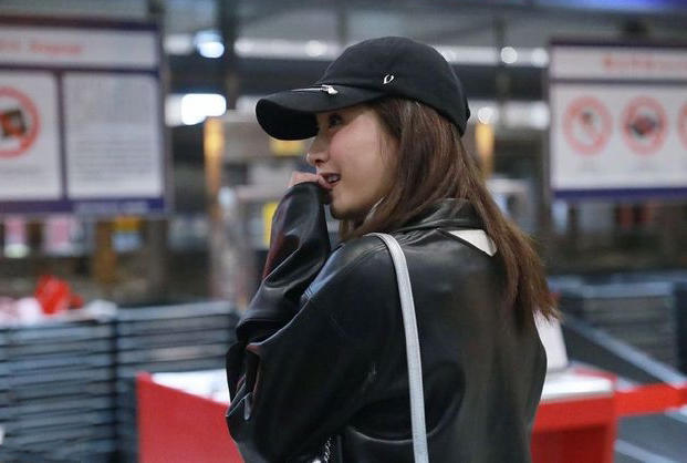 江疏影戴棒球帽现身机场 黑皮衣配紧身裤展大