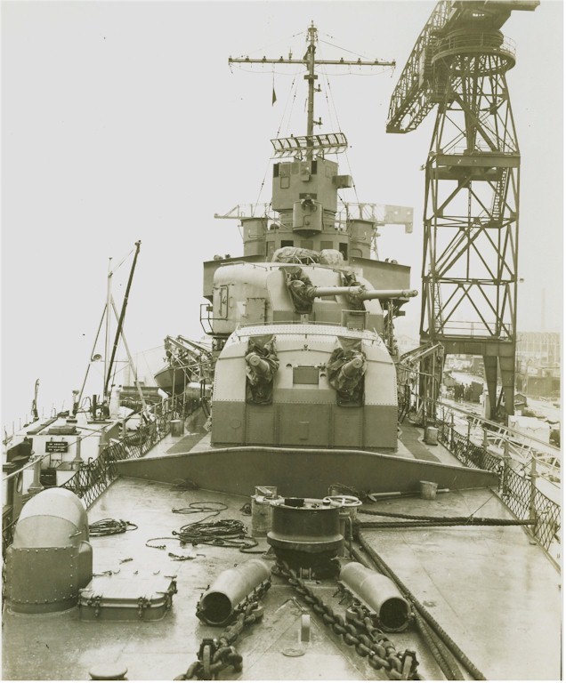 悲催的美国超级驱逐舰,救援落水轰炸机反被机