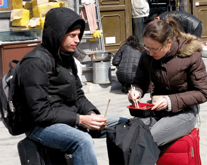 外国人称:中国人吃相太难看!当他们品尝到中餐