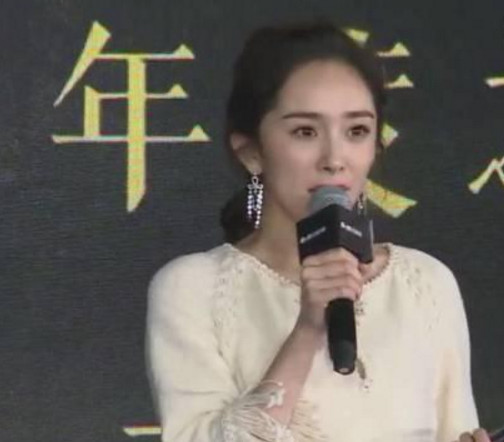 杨幂获得年度之星后,谈人设崩塌,网友:说一套做