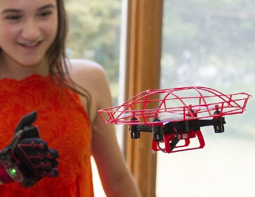 戴上这个手套,就能控制无人机飞行!让你感受完