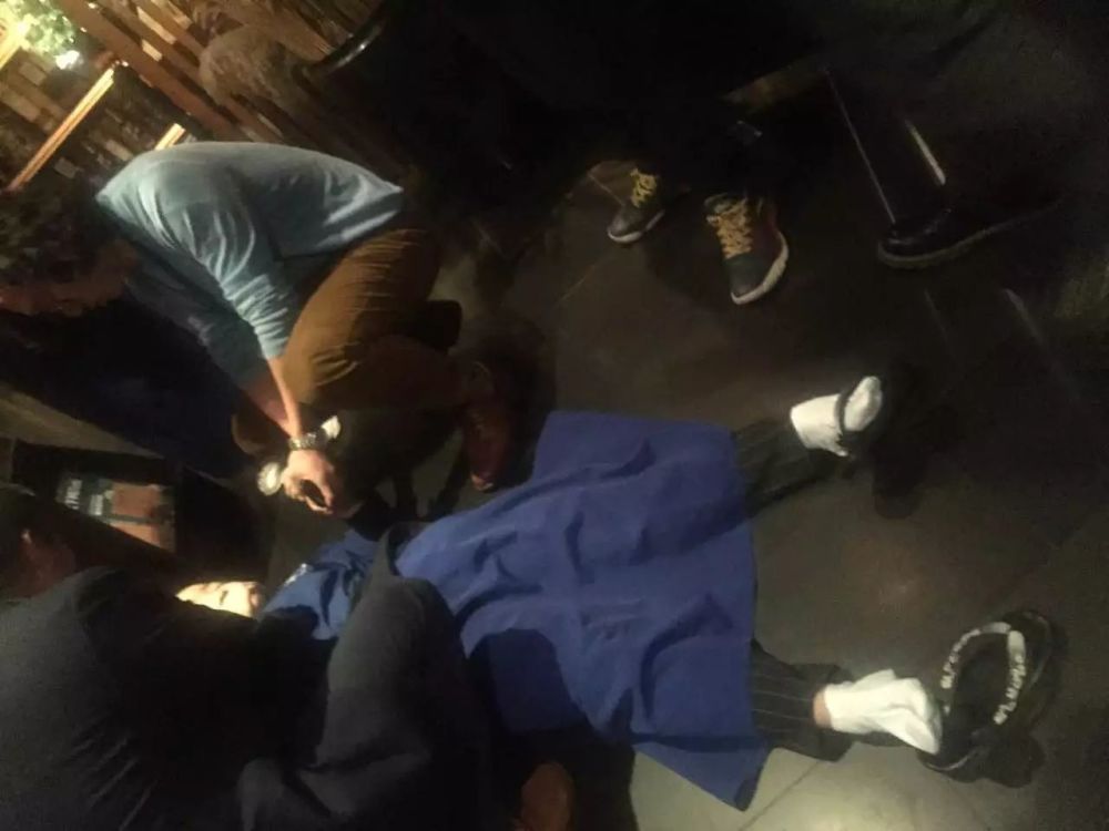 当有人晕倒,遇上一群心脏医生在开学术会…