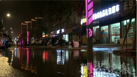 轿车撞断消防栓后逃走 水淌一地深度达10厘米