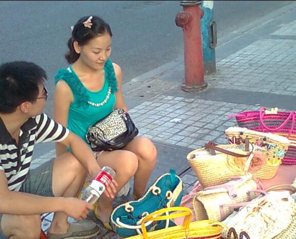 实拍:越南女孩在中国边境城市摆地摊,网友们的