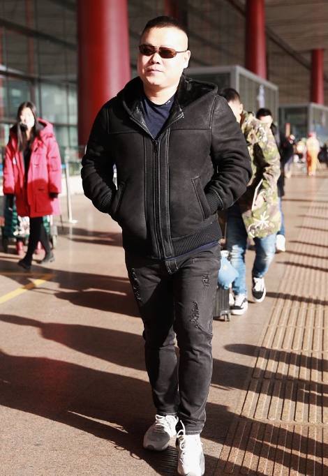 岳云鹏现身机场,心情愉快,网友:还是那个贱贱的