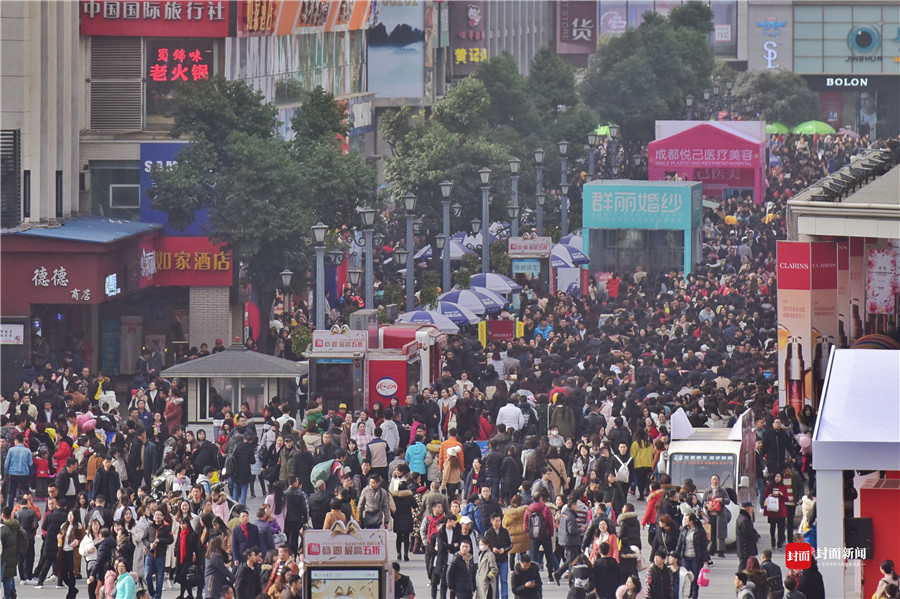 春熙路商圈的大街小巷都是摩肩接踵的路人,大家都在2017年的最后一个