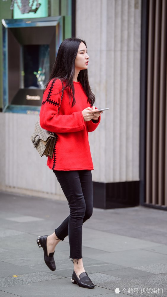 成都街拍美女,红黑经典搭配时尚好看又不浮夸