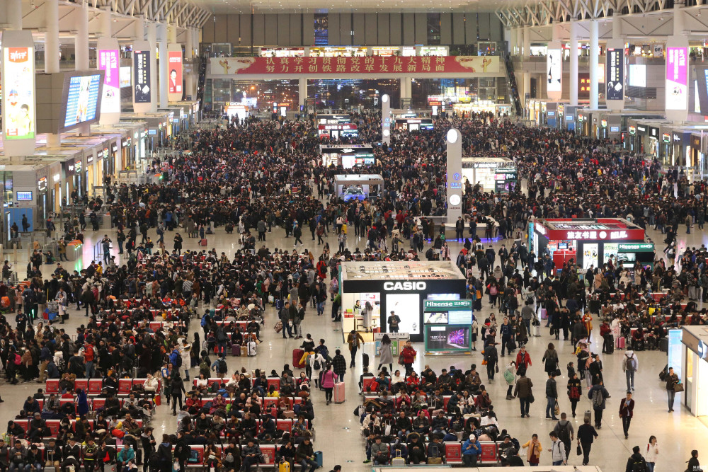 元旦假期首日 全国多地迎客流高峰!
