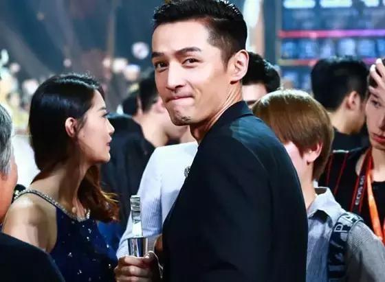 胡歌跪地签名:别说字丑,明星暖心行为才是值得