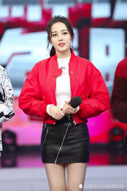 迪丽热巴再次做客《快本》红色小夹克搭配黑色