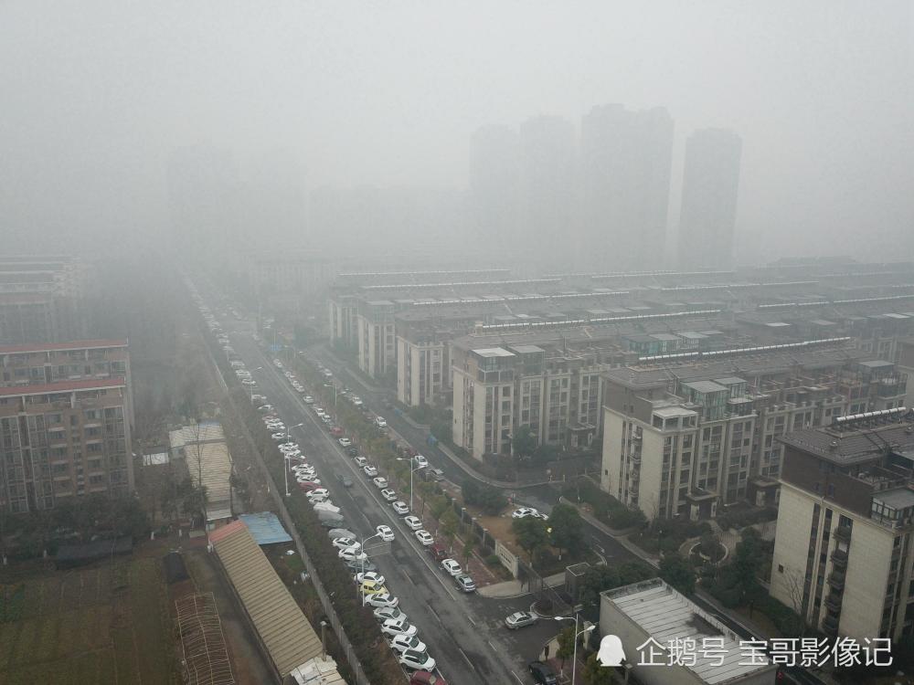 南京遭遇大雾天气,建筑物在雾霾中若隐若现