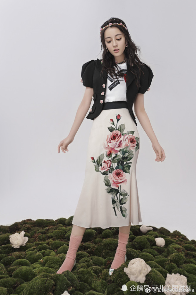 迪丽热巴确实没整容,穿碎花长裙美如少女,网友