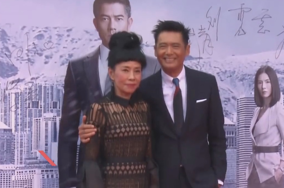 周润发为太太庆生,当拿出礼物的那一刻,网友的