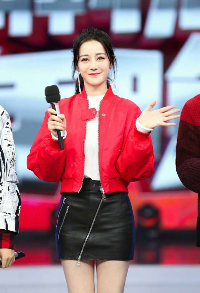 迪丽热巴参加第五次《快乐大本营》造型美翻,