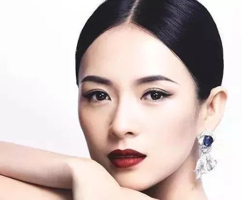 仕之美:用复古红唇妆容迎接2018年