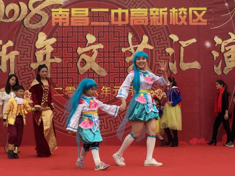 金鸡含笑,三尺讲台一颗红心伯乐在 玉犬朝阳,八