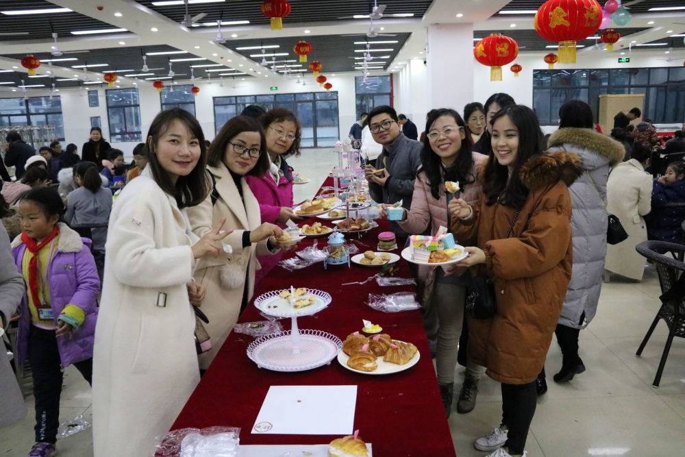 金鸡含笑,三尺讲台一颗红心伯乐在 玉犬朝阳,八