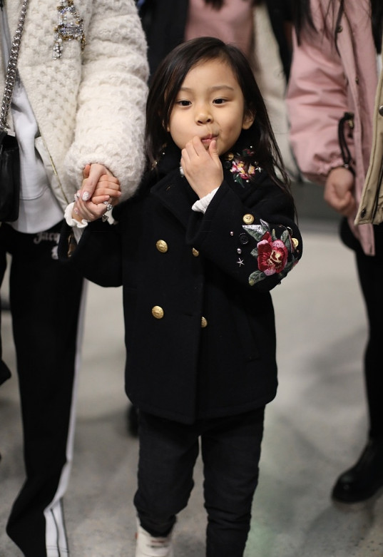 表情帝重出江湖!甜馨机场歪嘴舔手小动作不断