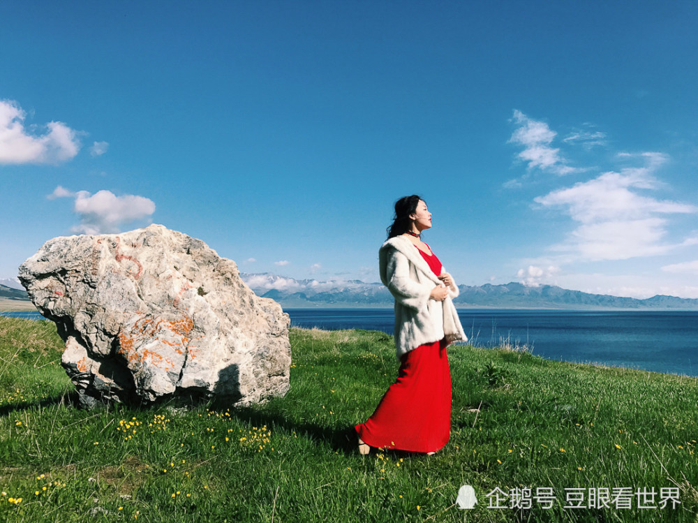 红衣美女2017年新疆赛里木湖旅游照,红遍整个朋友圈!