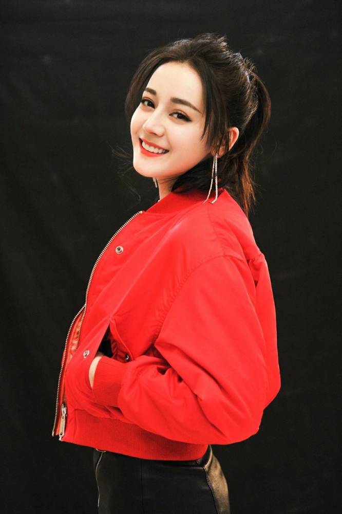 迪丽热巴参加第五次《快乐大本营》造型美翻,