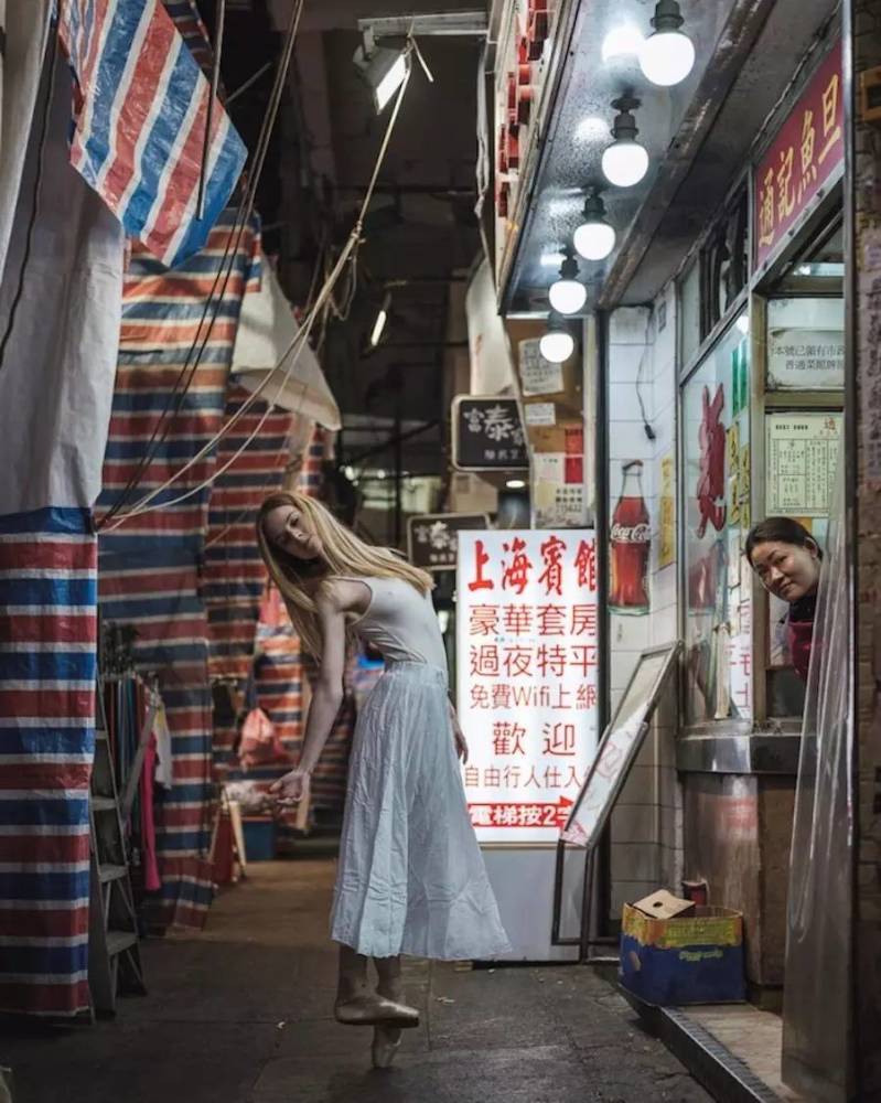 用影像记录在香港街头旋转舞动的芭蕾舞者!