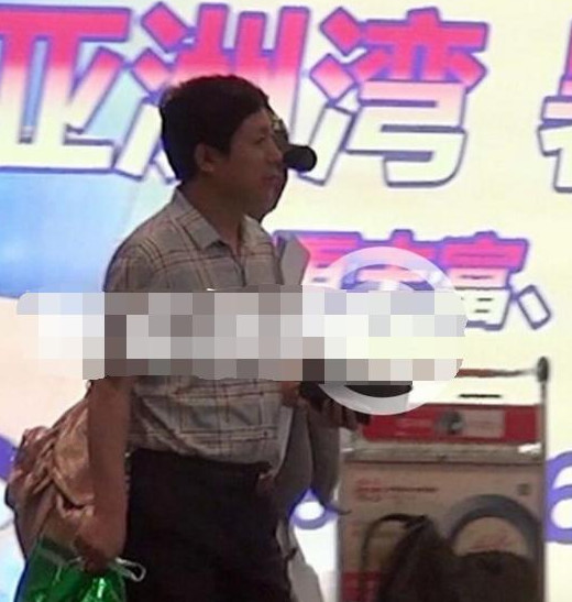 51岁赵丽颖父亲机场送行,意外曝出全家福,网友