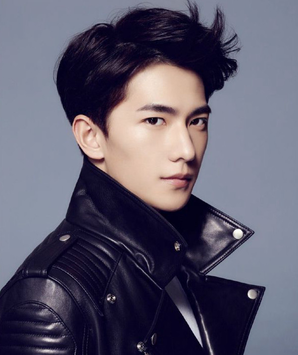 近日,杨洋现身跨年演唱会彩排,现身劲歌热舞,舞