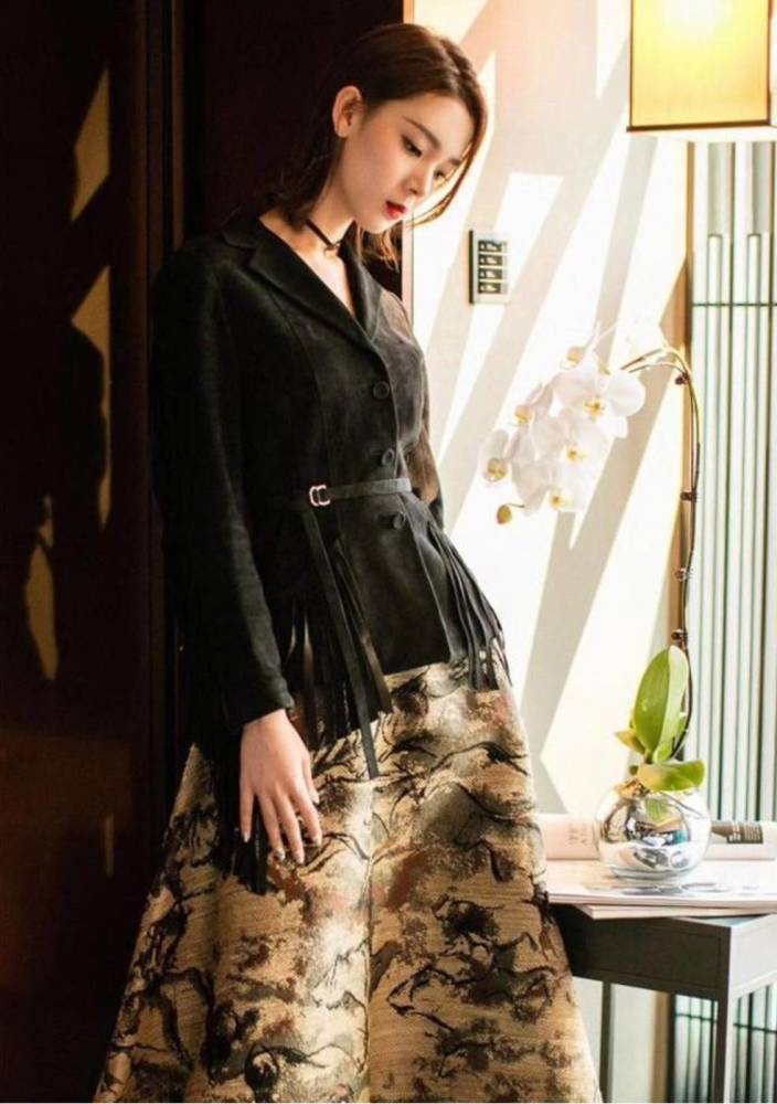 章子怡,张若昀曾疯狂迷恋她,撞衫王丽坤,长相清