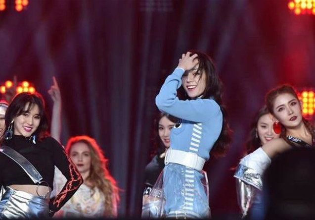 迪丽热巴紧身连体裤,却塑料袋当裙子穿,网友:就