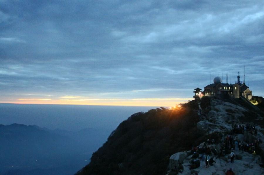 泰山最高峰玉皇顶风景照.