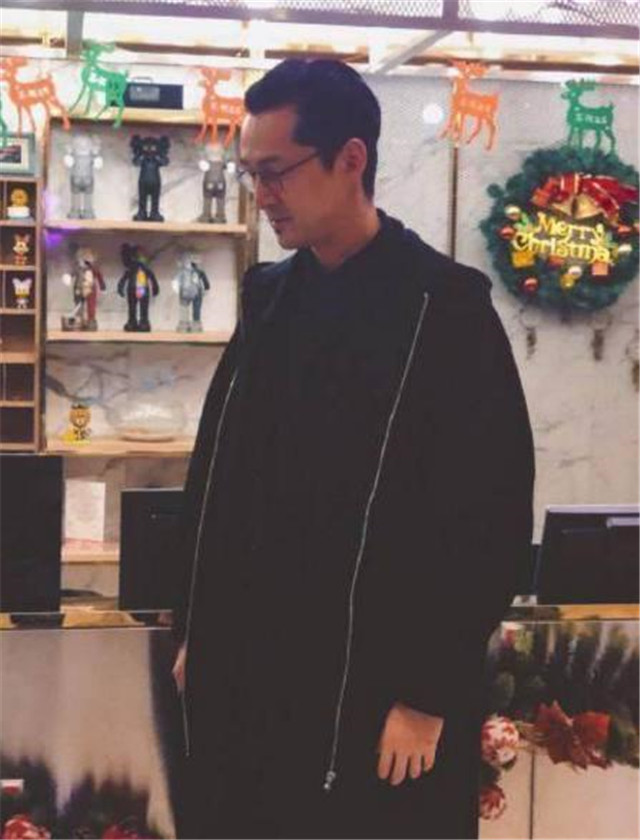 网友偶遇胡歌戚薇拍戏,胡歌下巴胡子太日本人